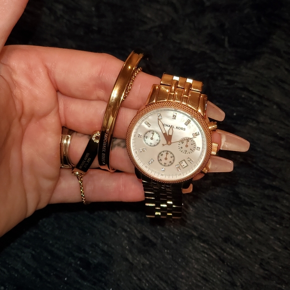 Micheal kors rose fold watch with pearl face - Picture 1 of 6